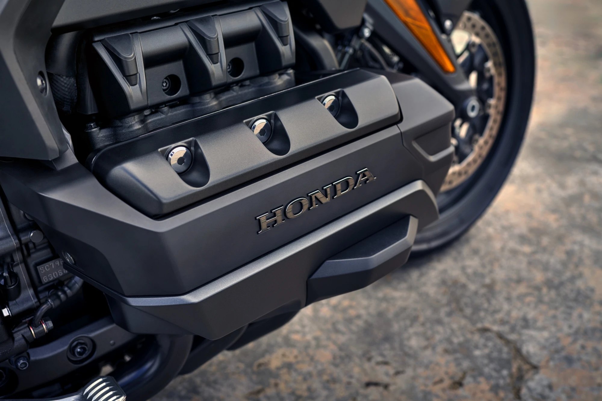 Šestocilindrični SOHC motor sa 24 ventila i 1,833 kubika